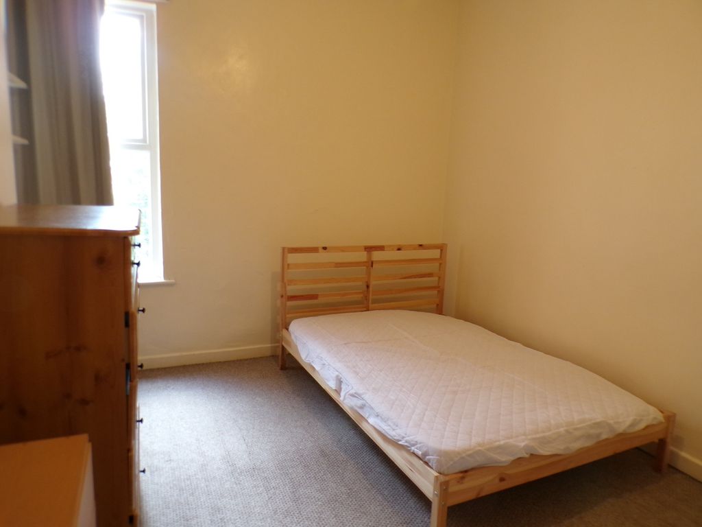 Property photo 3 of 13 A Cozy Double Bedroom With Ample Natural Light, Pe...