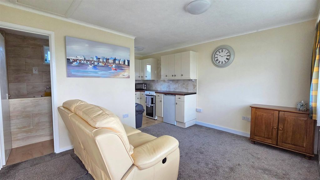 Property photo 3 of 7 Lounge/Kitchen