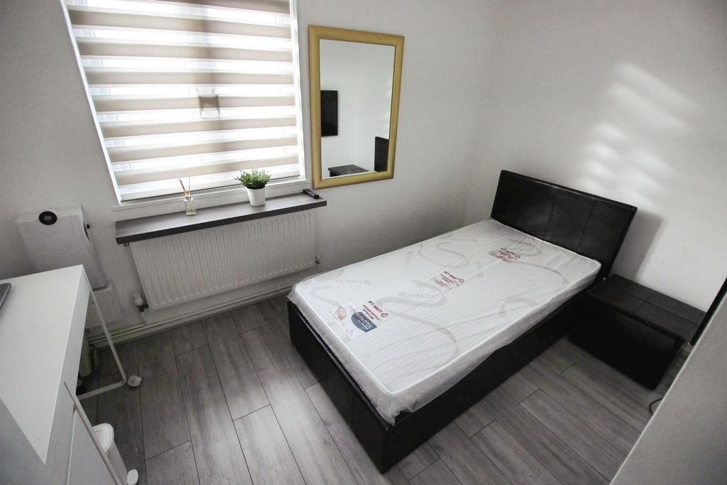 Property photo 3 of 9 3380Df53-Pink 20Room 20x.Jpg