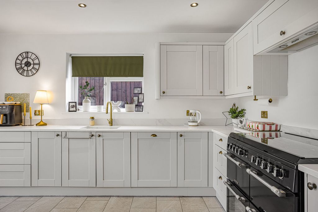 Property photo 3 of 21 Kitchen