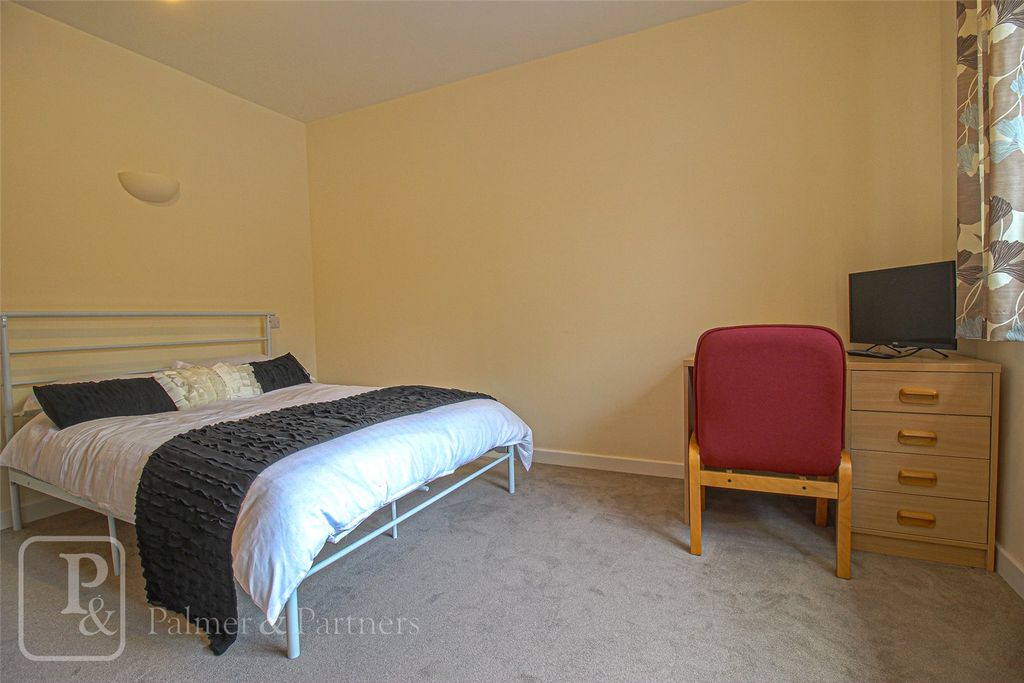 Property photo 3 of 24 Bedroom