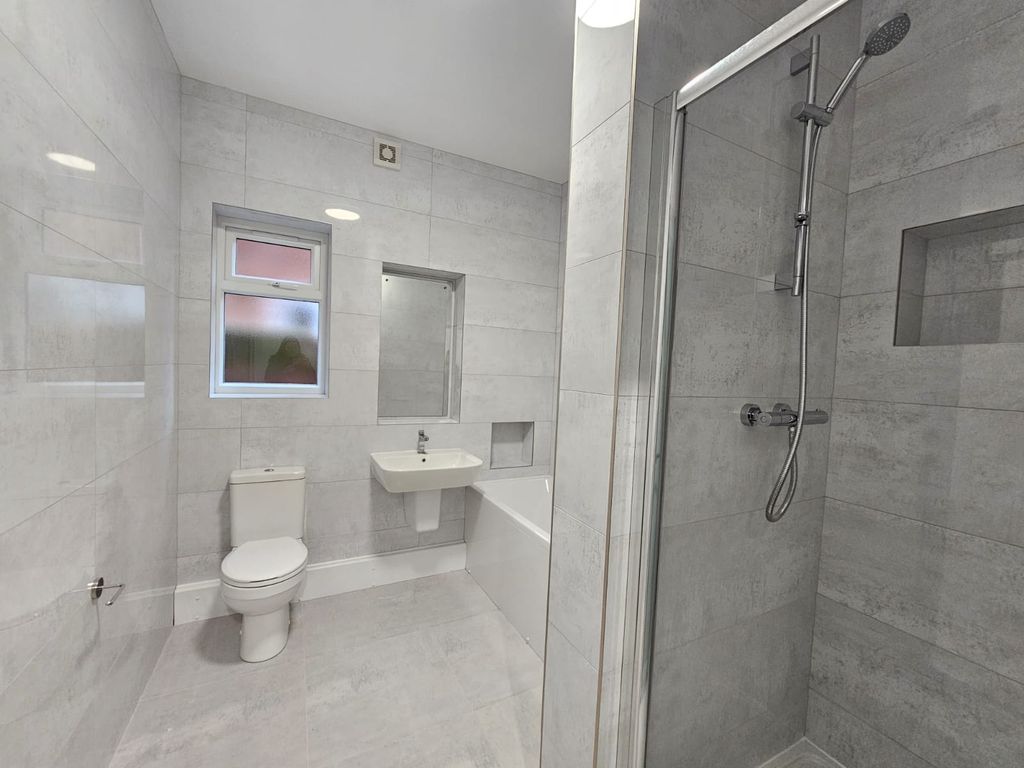 Property photo 2 of 8 Bathroom