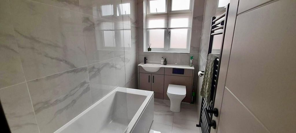 Property photo 2 of 11 Bathroom.Jpg