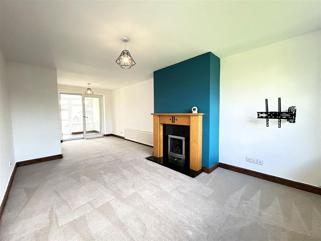 Property photo 3 of 14 Lounge