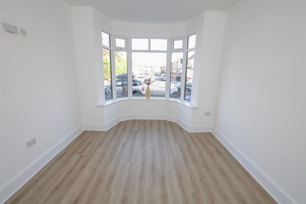 Property photo 3 of 25 Lounge