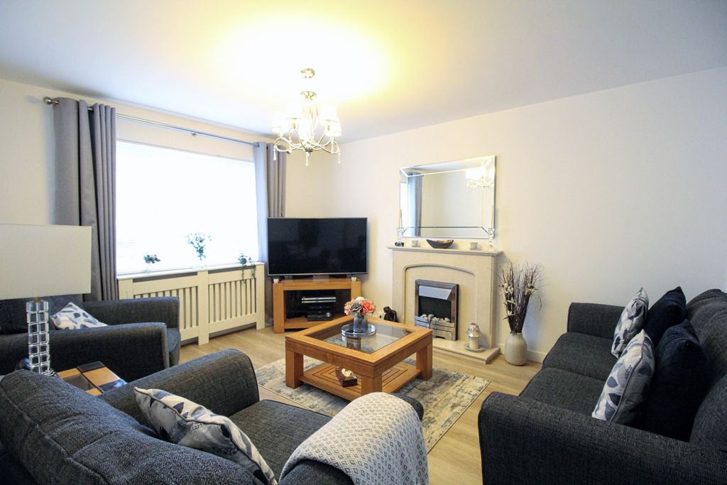 Property photo 2 of 16 Lounge