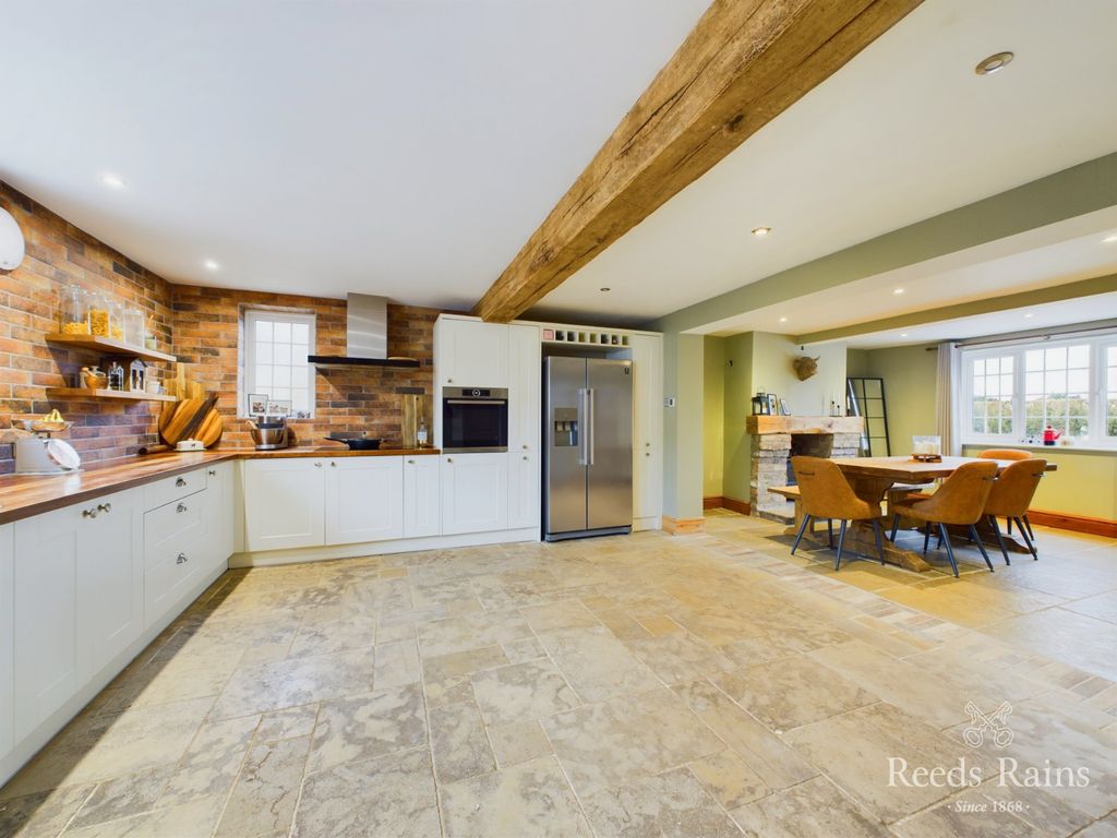 Property photo 3 of 33 Kitchen