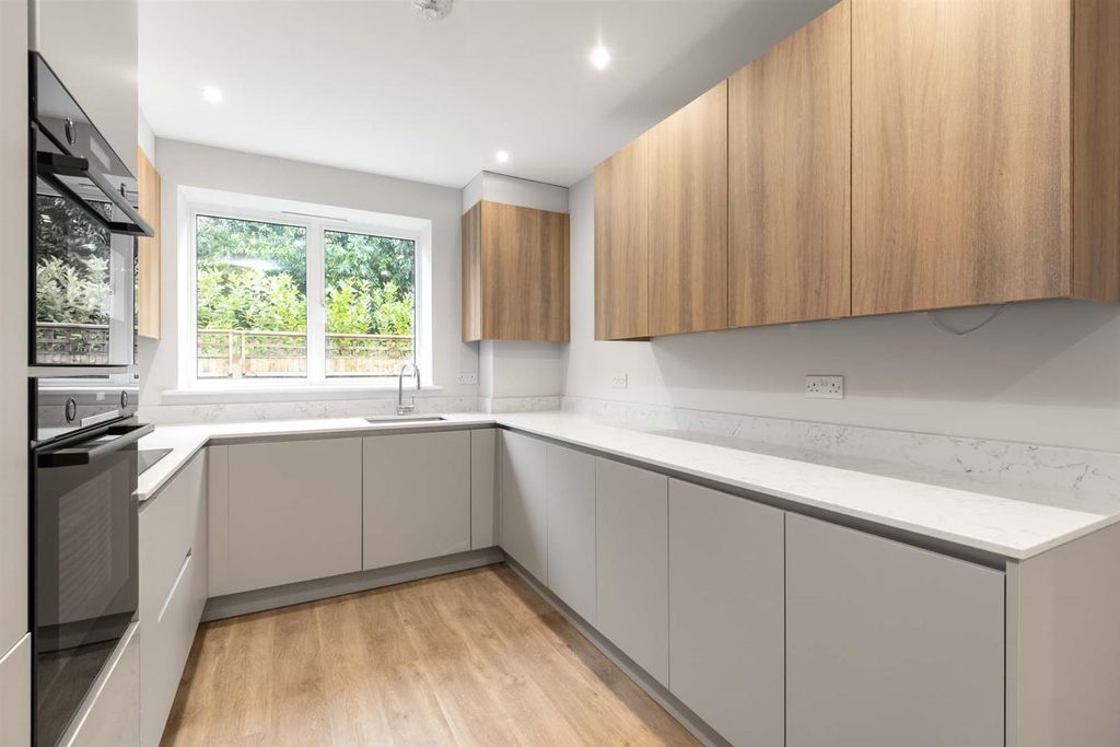 Property photo 3 of 11 2 Mclaren Court, 1 Cobham Road, Kt22  9Au-18.Jpg