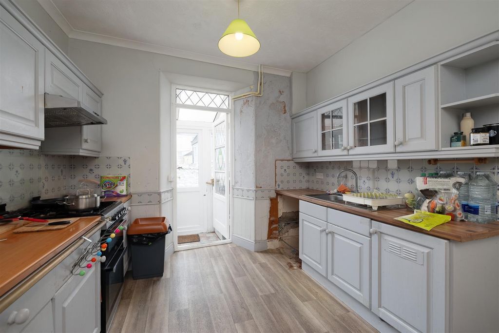 Property photo 3 of 32 Kitchen