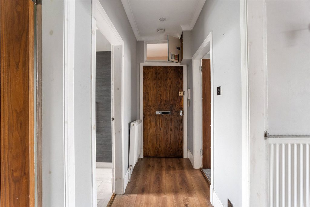 Property photo 2 of 14 Broomhill Road