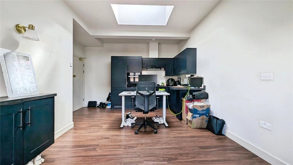 Property photo 3 of 10 Kitchen/Reception