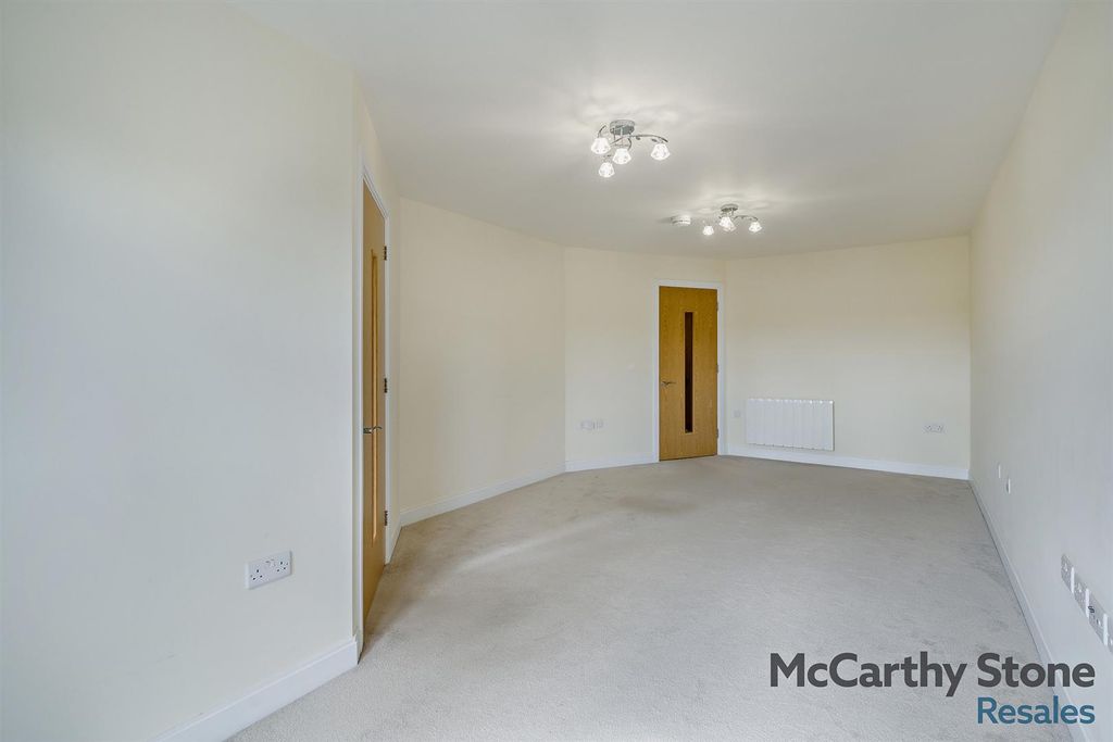 Property photo 3 of 28 8651991-Interior02-800.Jpg