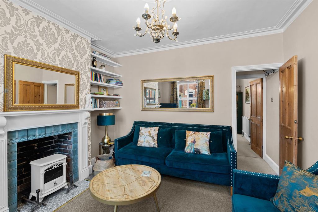 Property photo 2 of 24 Warwickst-015.Jpg