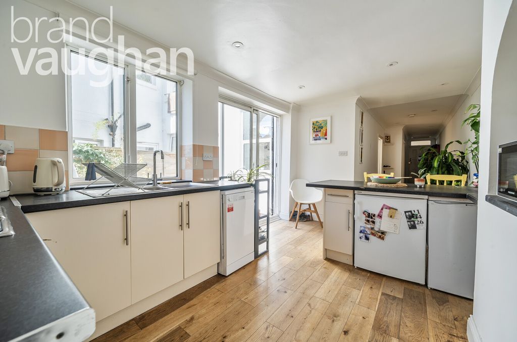 Property photo 3 of 10 Kitchen