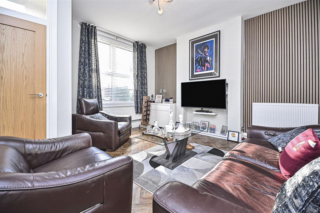 Property photo 3 of 28 15 Lightburne Avenue Lounge (1).Jpg