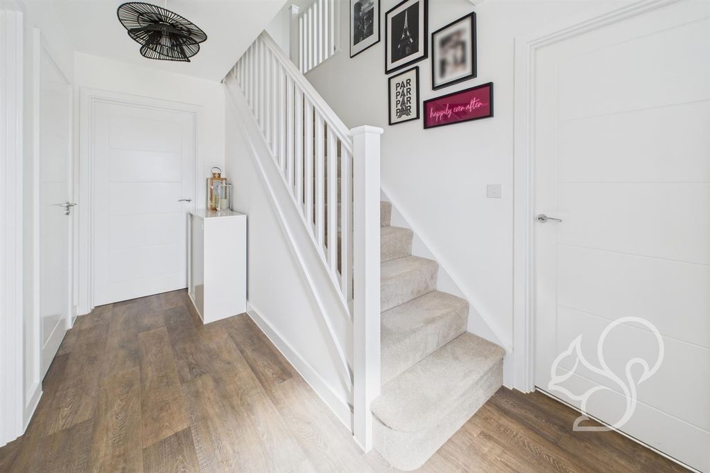 Property photo 3 of 20 Entrance Hall