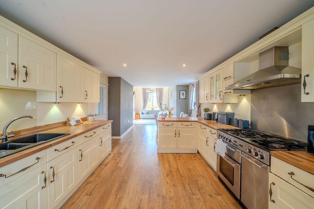 Property photo 3 of 33