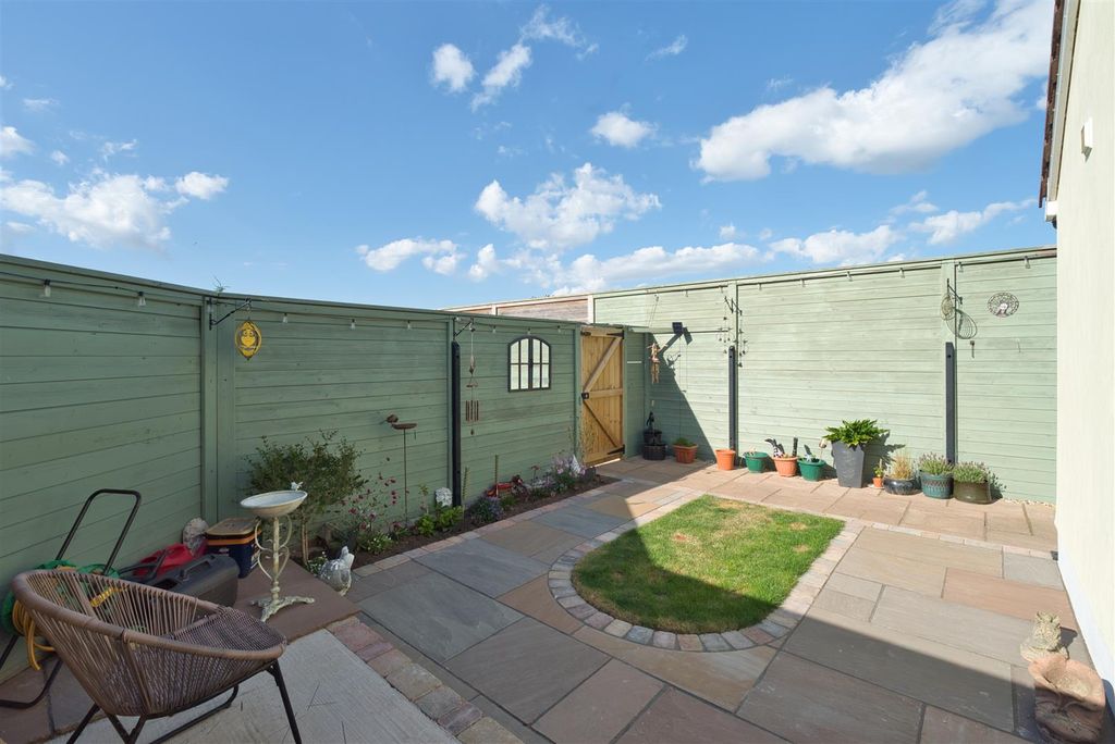 Property photo 2 of 17 Garden