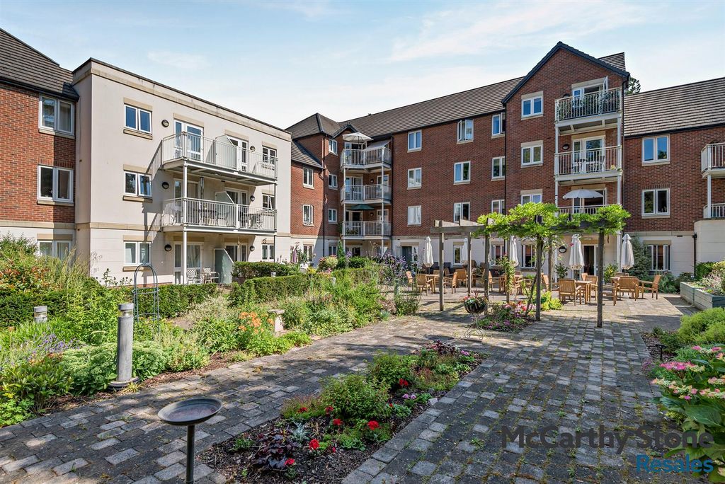 Property photo 1 of 19 Communal Gardens
