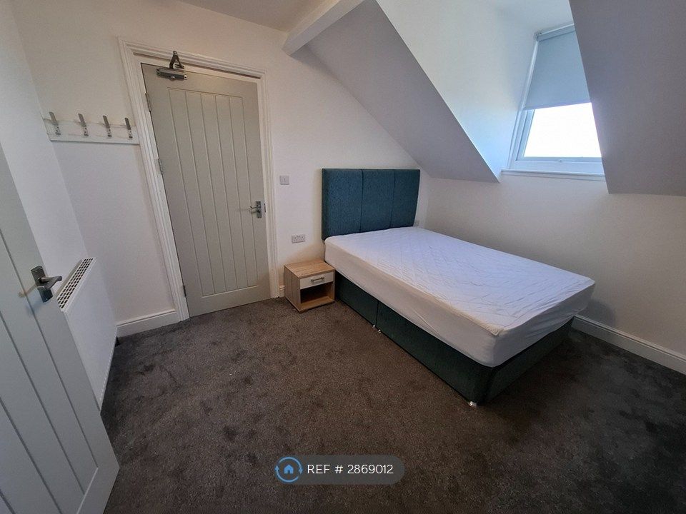 Property photo 2 of 9 Room 5