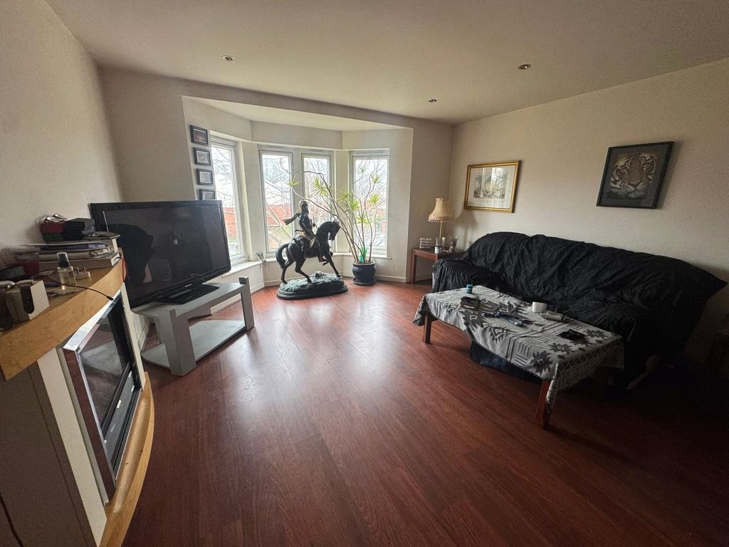 Property photo 3 of 6 Lounge