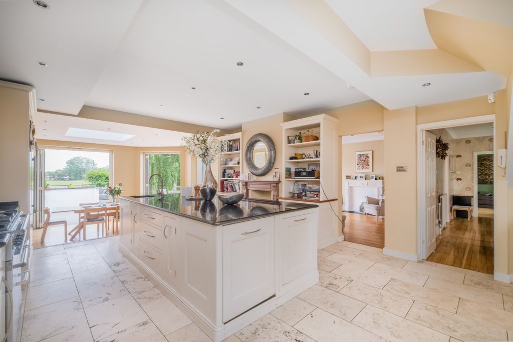 Property photo 2 of 20