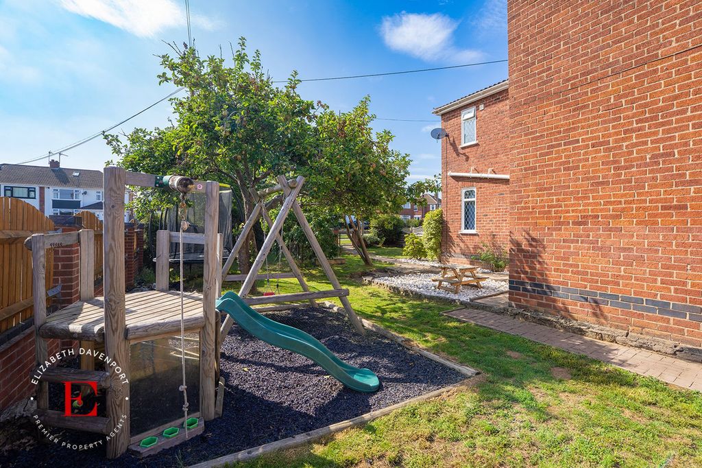 Property photo 2 of 25