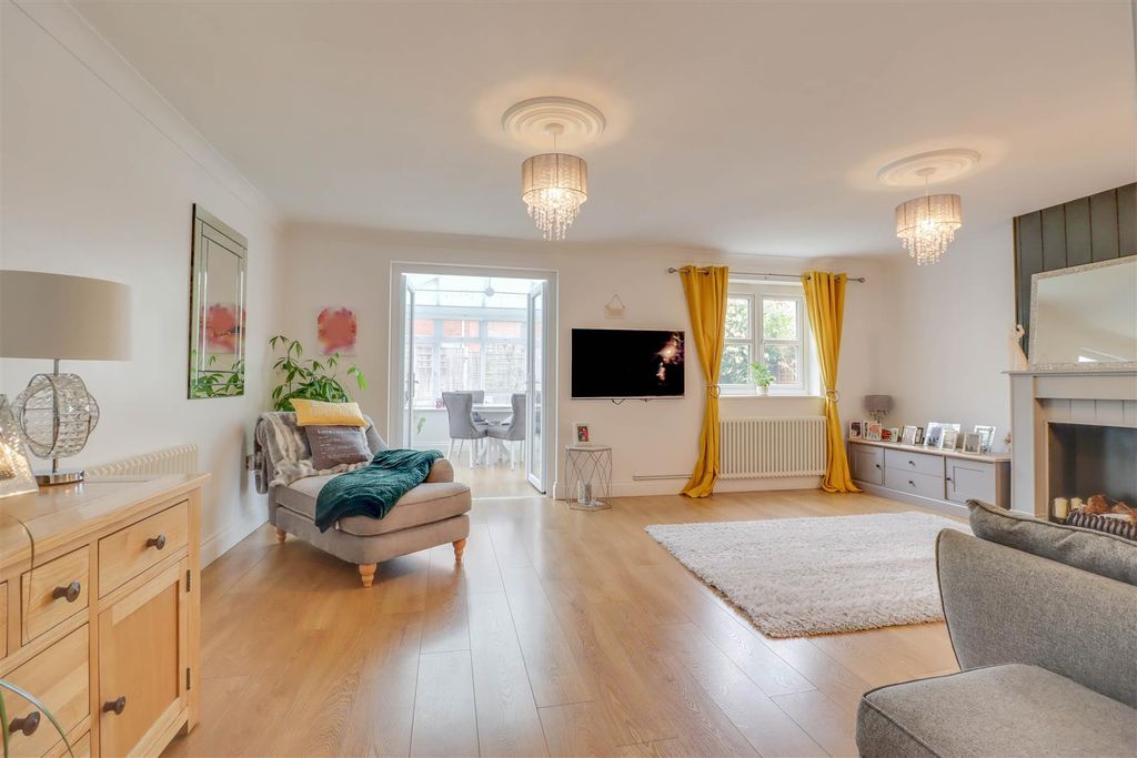 Property photo 3 of 21 14 Roxwell Crescent-2.Jpg