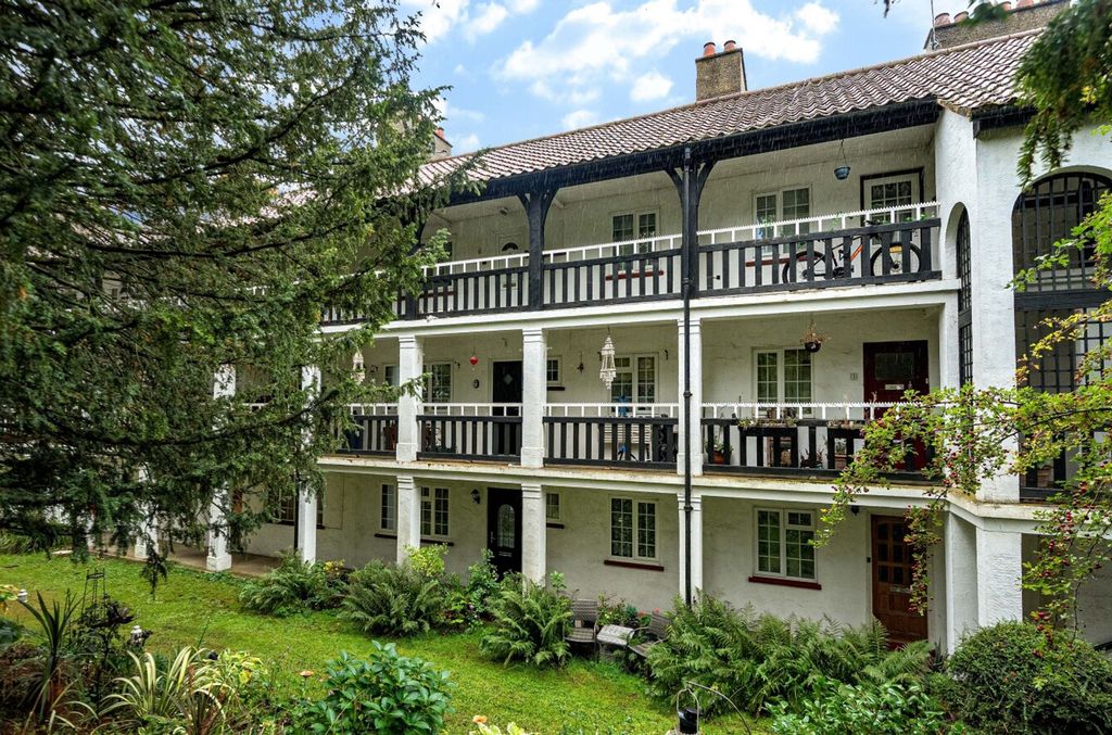 Property photo 1 of 13 Drummond Gardens Christ Church Mount, Kt19 8Rp