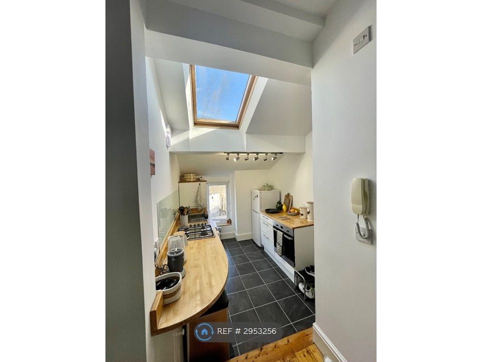 Property photo 1 of 10 Kitchen