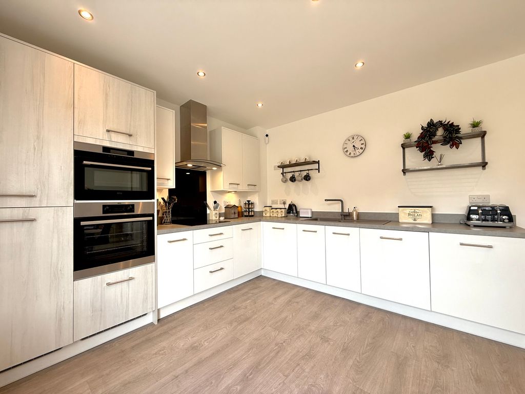 Property photo 3 of 11 Kitchen
