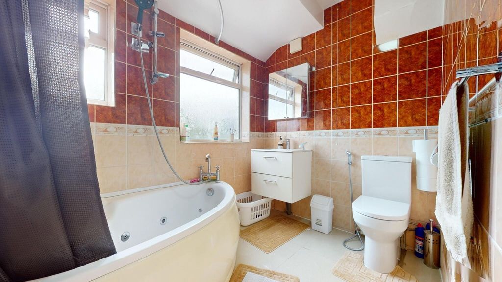 Property photo 2 of 15 Bright And Spacious Bathroom Suite Featuring A Lar...