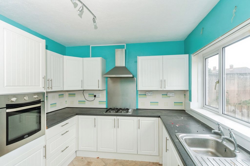 Property photo 3 of 16 Kitchen1