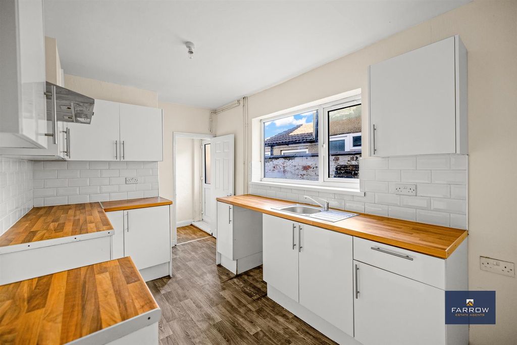 Property photo 2 of 20 Kitchen