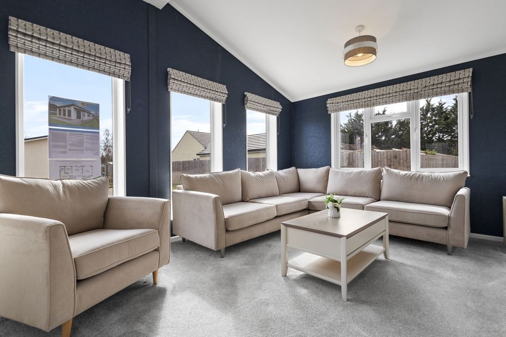 Property photo 2 of 8 Avanti Lounge