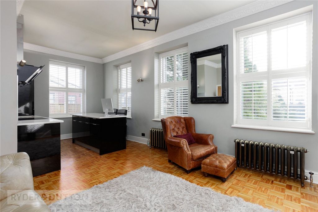 Property photo 3 of 26 Lounge