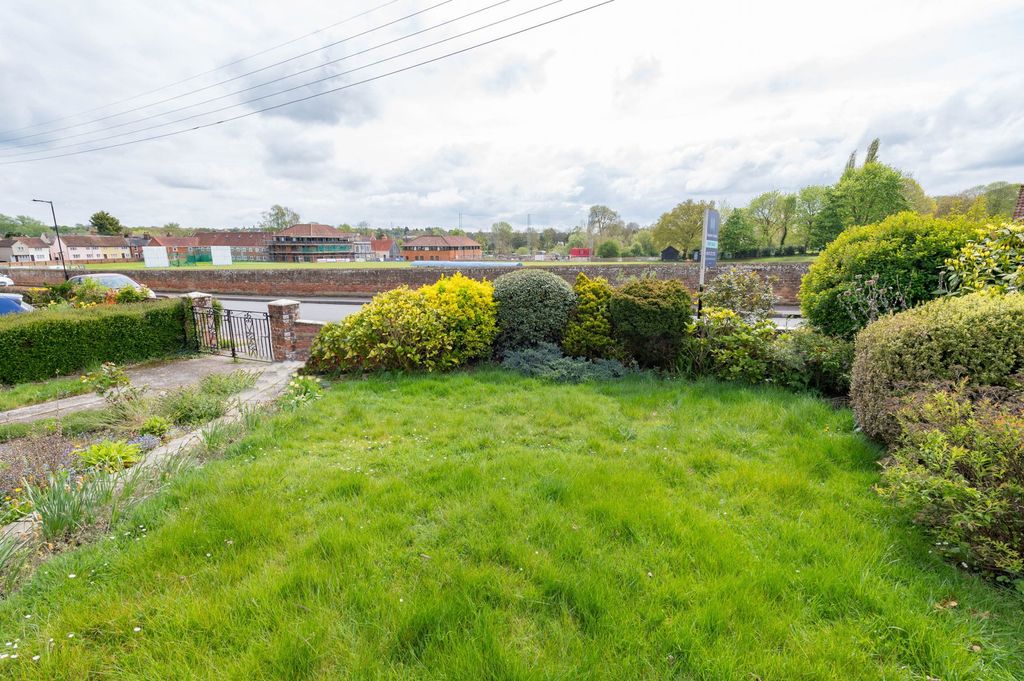 Property photo 2 of 13