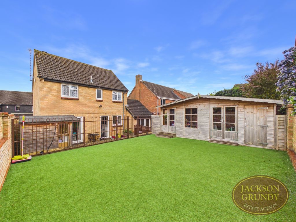 Property photo 2 of 17 Bentley Close
