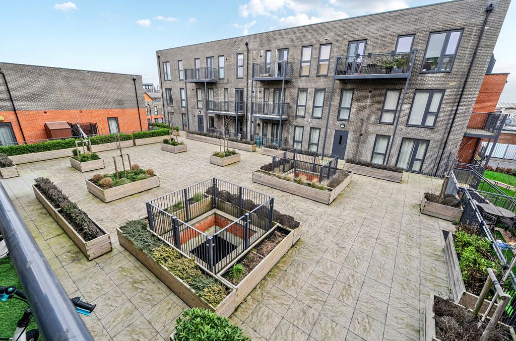 Property photo 2 of 20 1414943-9-699d788...