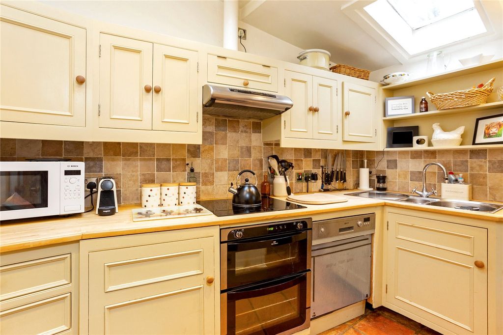 Property photo 3 of 12 Kitchen