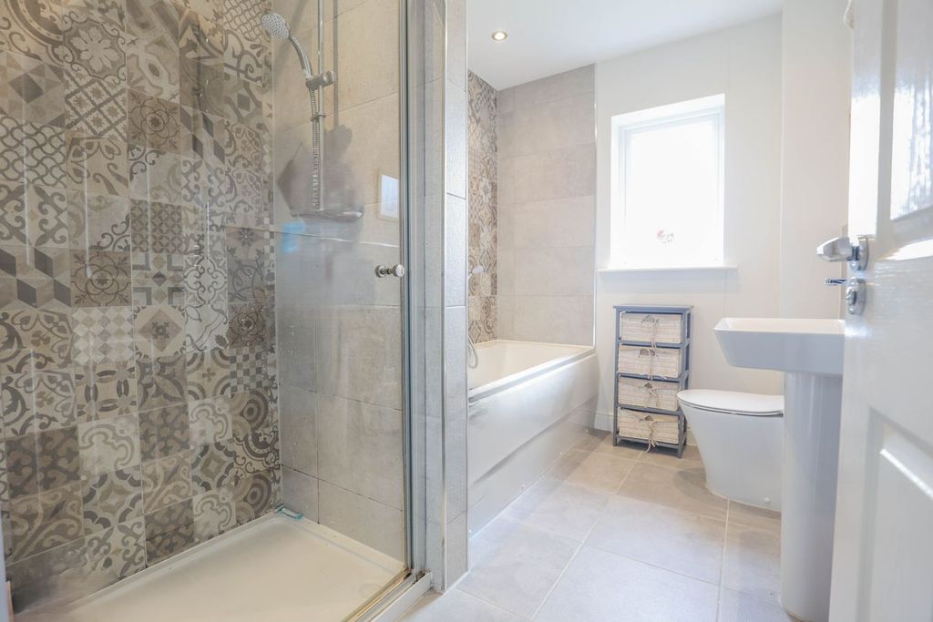 Property photo 3 of 17 Bathroom