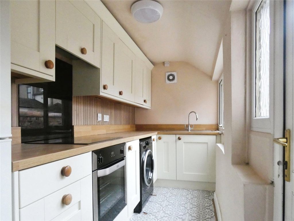 Property photo 3 of 10 Kitchen
