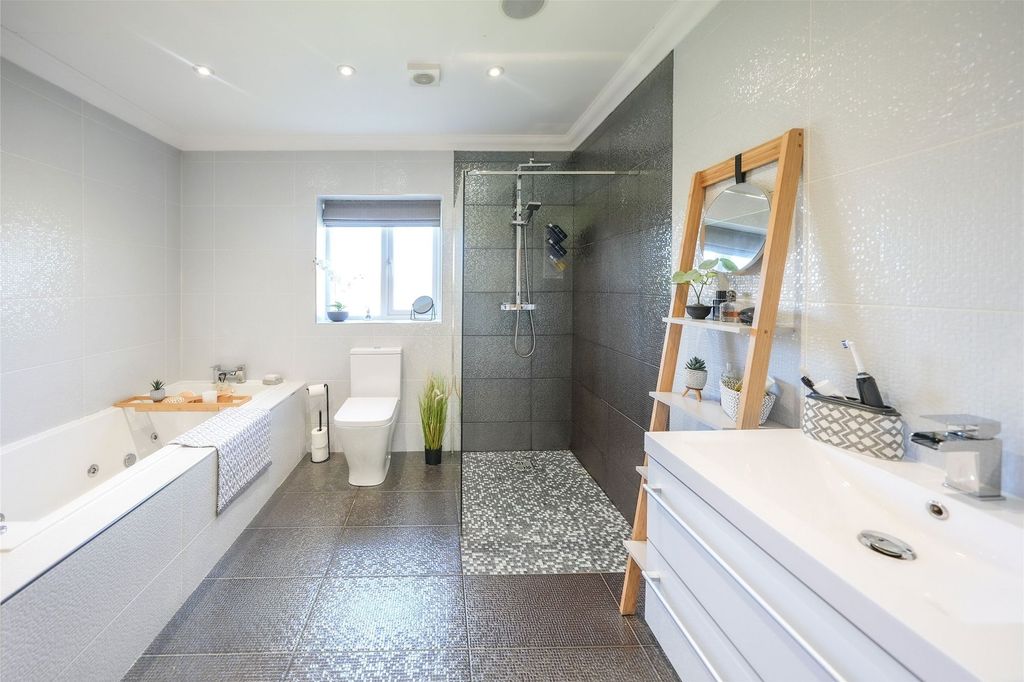 Property photo 3 of 14 Bathroom