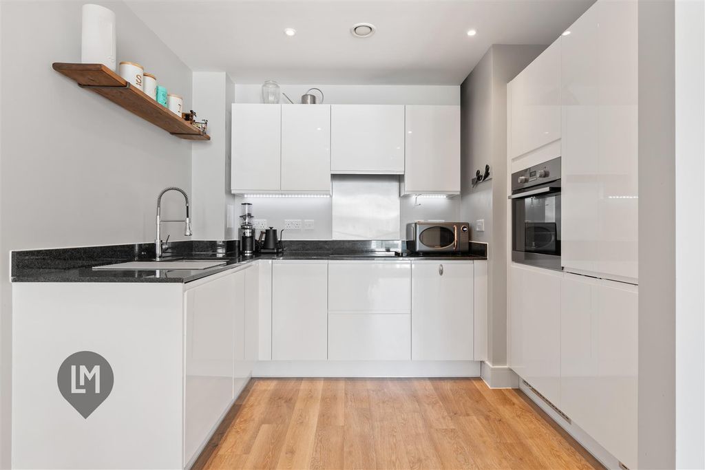 Property photo 3 of 7 Kitchen