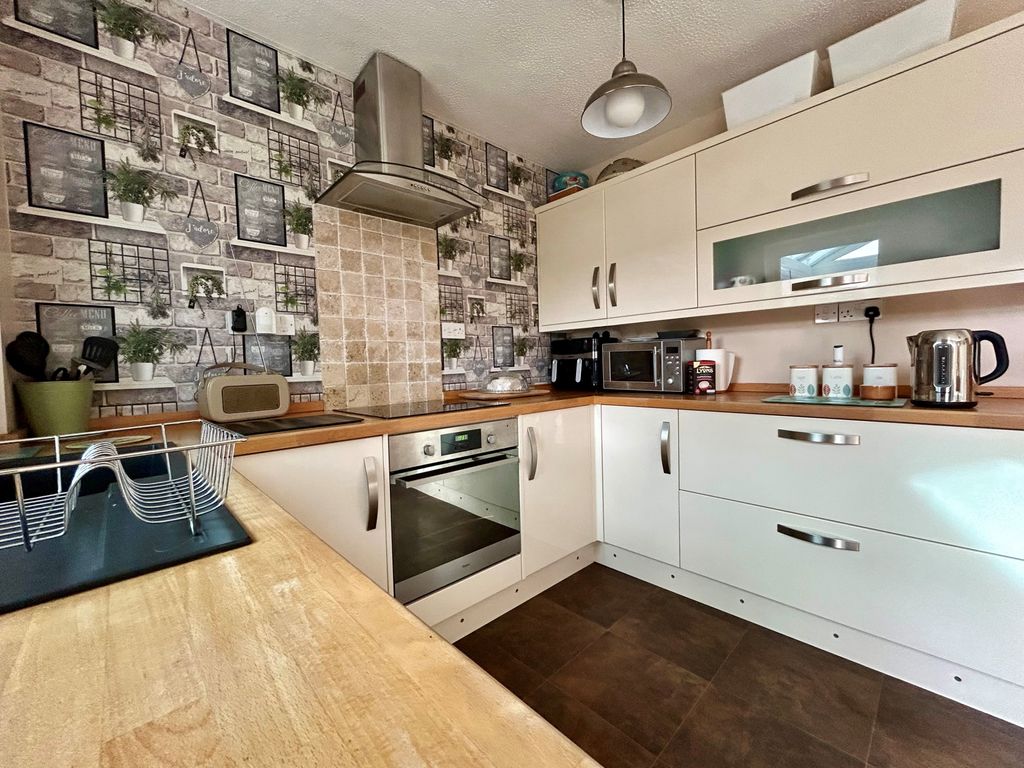 Property photo 2 of 19 Kitchen