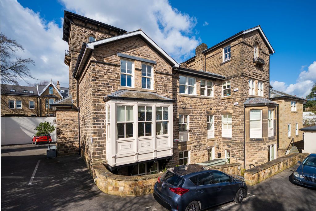 Property photo 1 of 21 Westbourne Manor