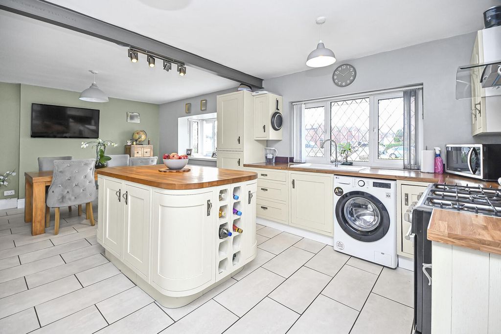 Property photo 3 of 34 Kitchen