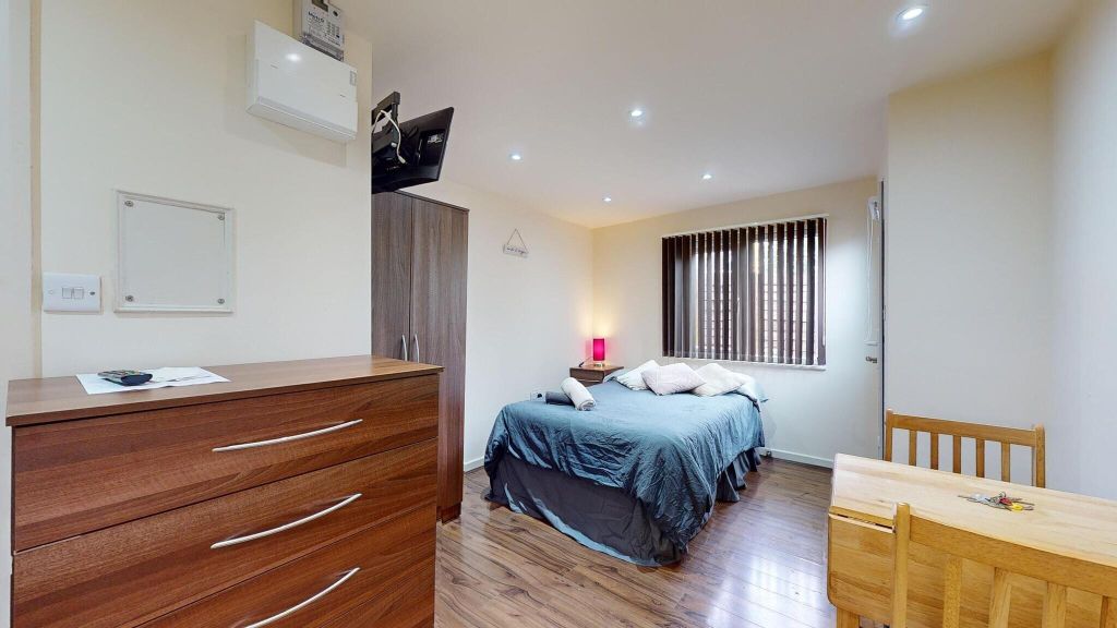 Property photo 1 of 7 Bedroom