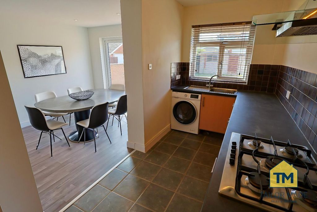 Property photo 2 of 12 Kitchen / Diner