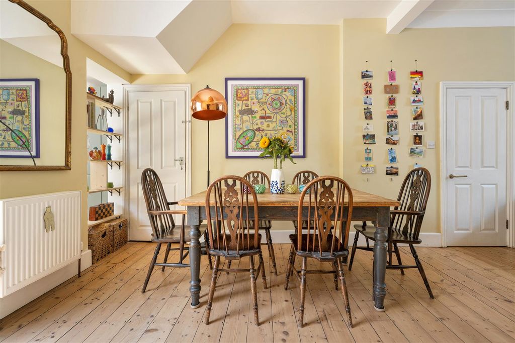 Property photo 3 of 44 Trumpington Road, E7